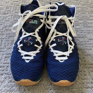 Like new - Womens (Size 8.5) 2020
LeBron 17 'UConn' basketball. Worn 5x